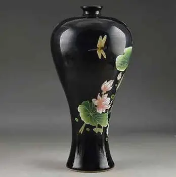 Izsmalcinātu Ķīniešu Klasiskās Melnās Porcelāna Vāze, kas Krāsotas ar Skaistu Lotus
