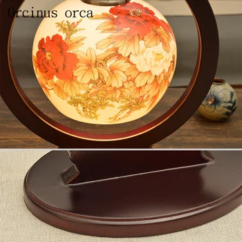Jaunais Ķīnas antīks radošās keramikas galda lampas guļamistabas gultas lampa Amerikas Pastorālo ziedu glezniecības masīvkoka galda lampas