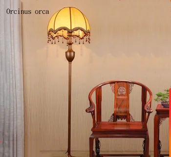 Jaunais Ķīnas grīdas lampas klasiskās retro vertikālas lampas, dzīvojamās istabas grīdas lampa Eiropas antīko aitādas grīdas lampa