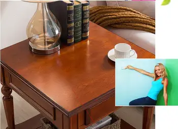 Amerikāņu dīvāna malas, dažas Eiropas stila dzīvojamā istaba kārta mazo kvadrātveida tabulas mazas, apaļas galda kafijas galdiņš pusē tabulā.