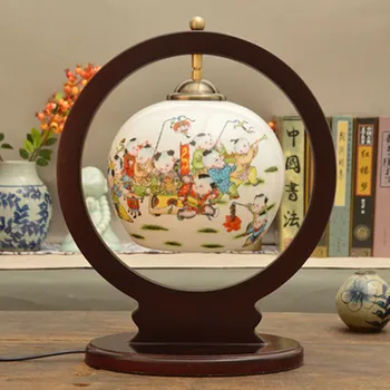 Jaunais Ķīnas antīks radošās keramikas galda lampas guļamistabas gultas lampa Amerikas Pastorālo ziedu glezniecības masīvkoka galda lampas