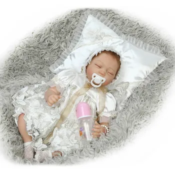 Roku darbs Boutique bebe atdzimis 22inch super reāli silikona atdzimis bērnu lelle ar baltu kleitu, bērnu rotaļlietas, dāvanu