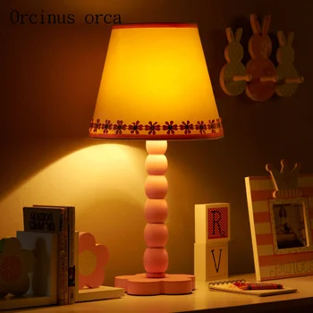 Eiropas dārza ziedu ziedlapiņām rozā galda lampas dzīvojamā istabā Meitene Guļamistabas gultas lampa mūsdienu vienkāršu LED koka galda lampas